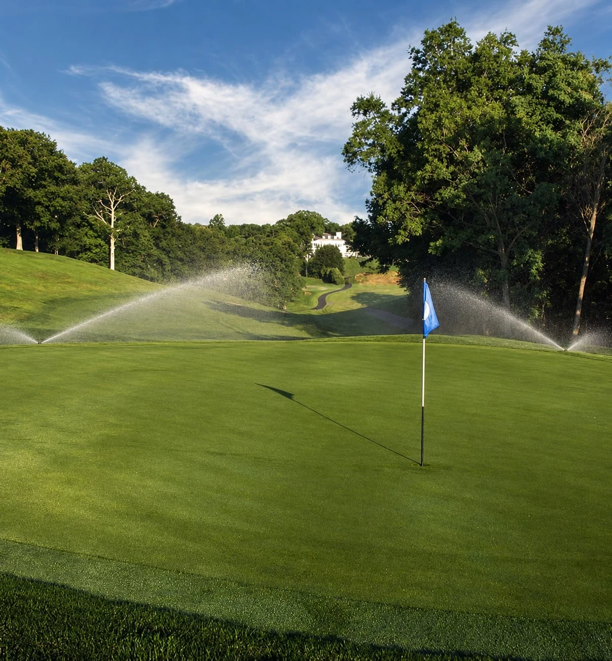 AI-edited view from Nissequogue’s blue-flag green toward the clubhouse, with irrigation added.