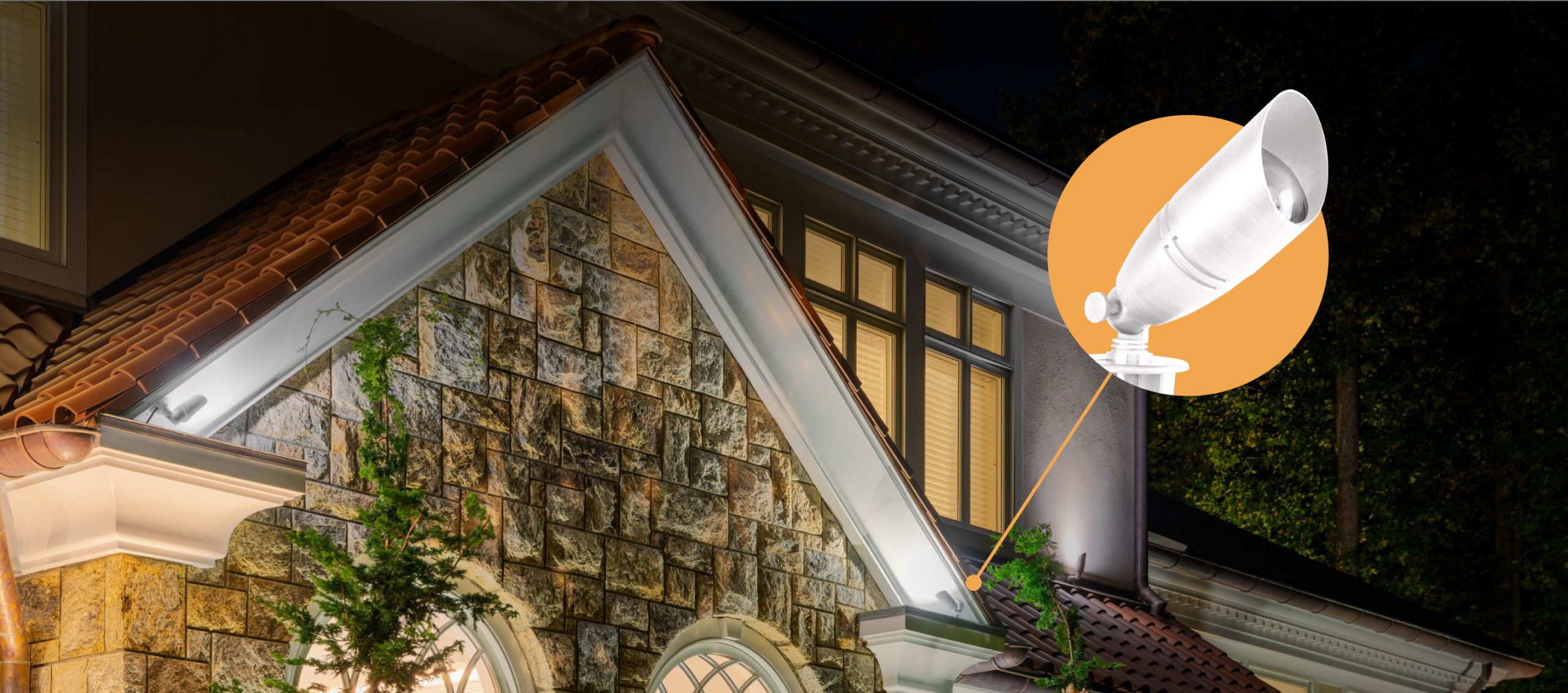 Original wide illustration showing a small architectural spotlight and its position beneath the roof of an illuminated house.